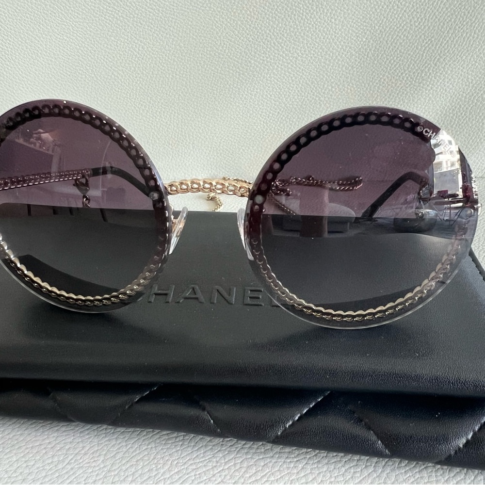 CHANEL Round Gradient Sunglasses with chain
